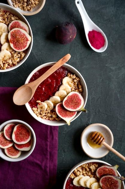 Foto gratuita tazón de cerámica de delicioso postre brasileño acai