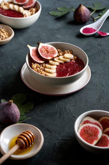 Foto gratuita tazón de cerámica de delicioso postre brasileño acai