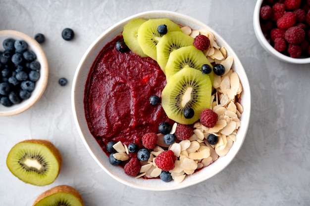 Foto gratuita tazón de cerámica de delicioso postre brasileño acai