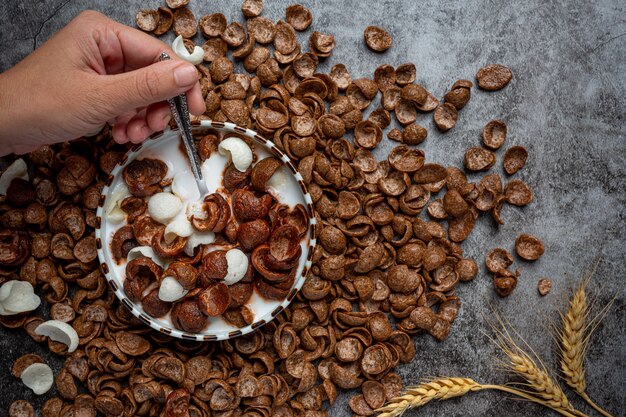 Un tazón de cereal, cereal con sabor a chocolate mezclado con leche para el desayuno.