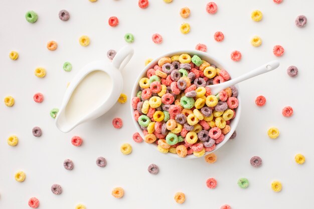 Tazón de cereal colorido vista superior