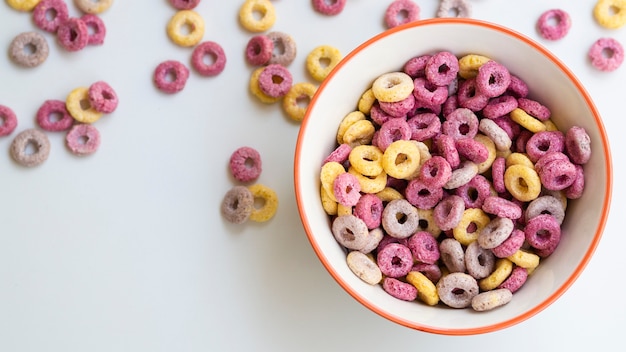 Tazón con cereales y aros de frutas