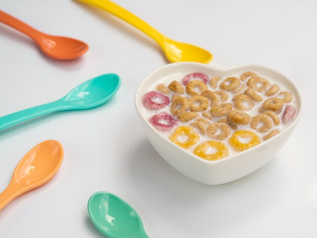 Tazón con cereales y cucharas a su lado