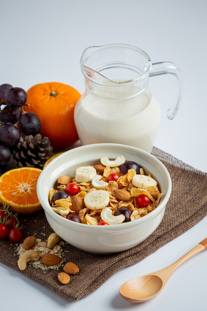 En un tazón de cereales y frutas mixtas sobre fondo de mármol