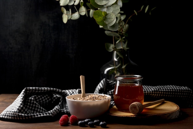 Foto gratuita tazón con cereales de granola y yougurt en la mesa