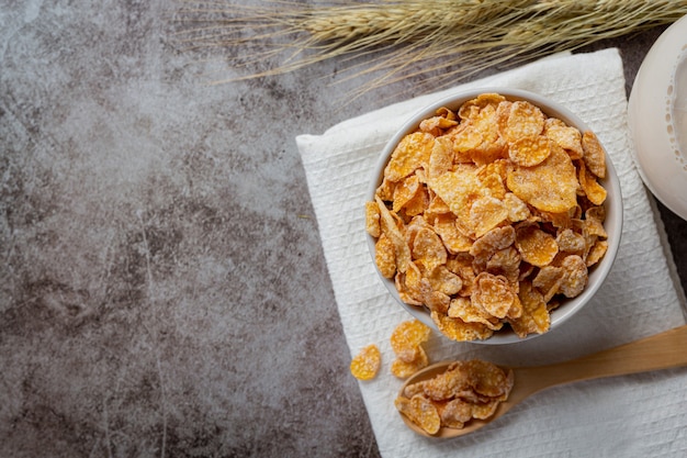 En un tazón de cereales y leche sobre fondo oscuro