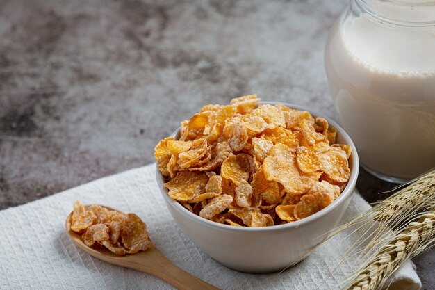 En un tazón de cereales y leche sobre fondo oscuro