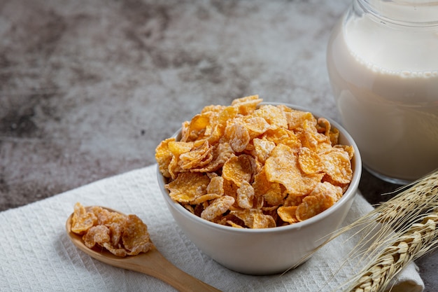 En un tazón de cereales y leche sobre fondo oscuro