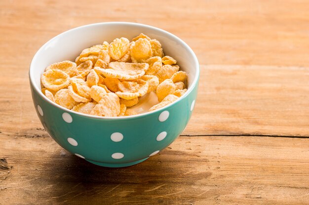 tazón de cereales en la mesa de madera