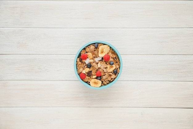 Tazón de cereales en la mesa