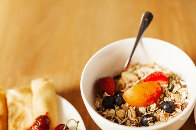 Foto gratuita tazón con cereales saludables