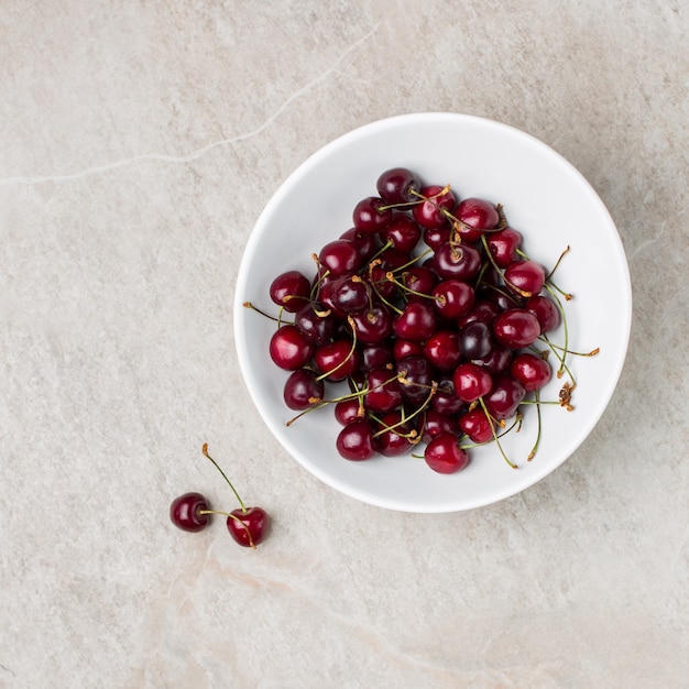 Foto gratuita tazón de cerezas rojas