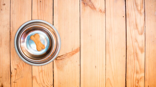 Tazón de comida para perros con hueso y espacio de copia