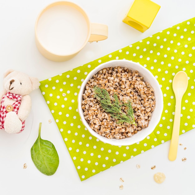 Tazón con copos de avena y vaso de leche