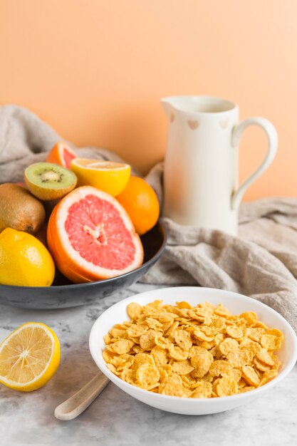 Tazón de copos de maíz de alto ángulo con frutas