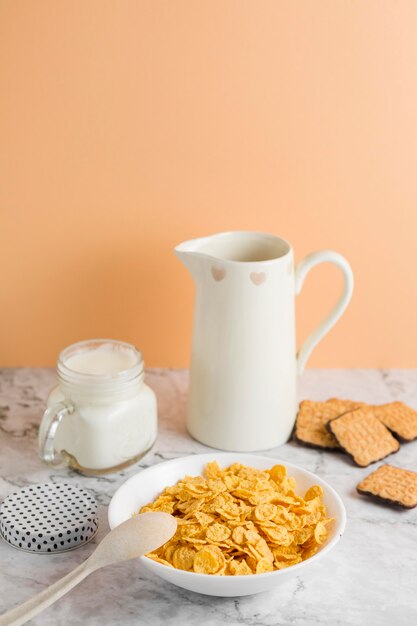 Tazón de copos de maíz de alto ángulo con yogurt