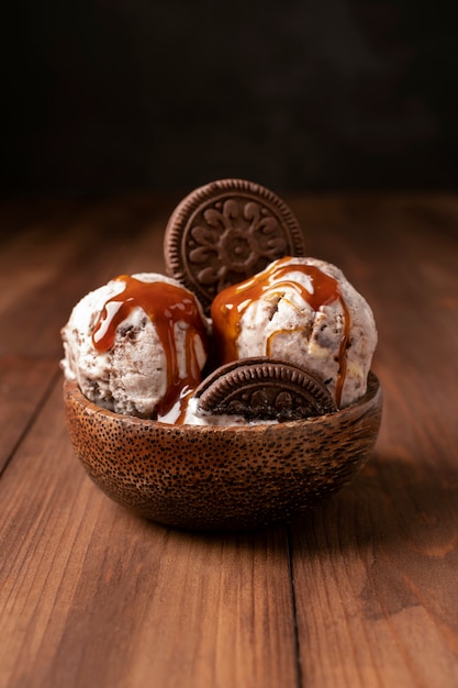 Tazón con delicioso helado y galletas