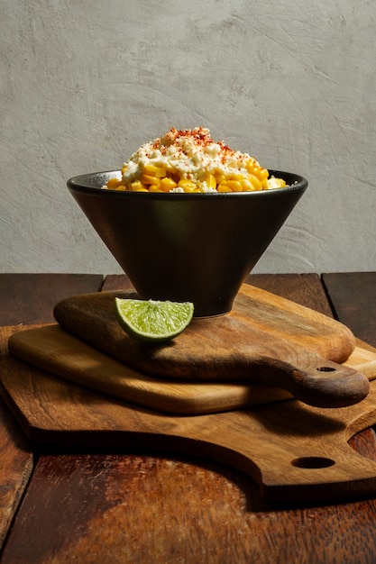 Foto gratuita tazón con deliciosos esquites y línea