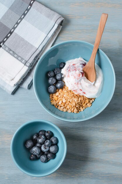 Foto gratuita tazón de desayuno con avena y yogurt