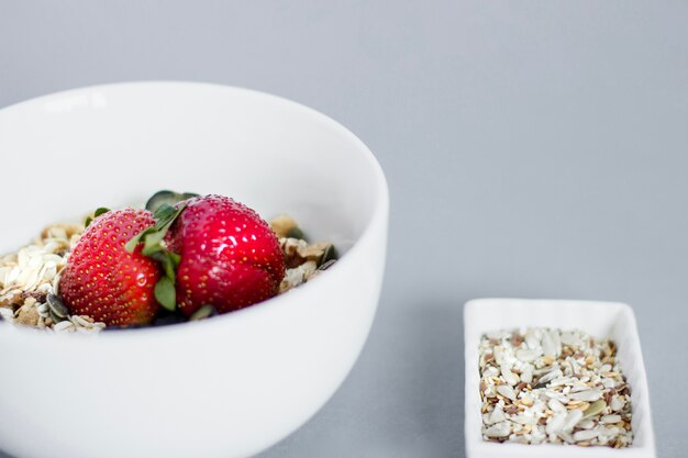 Tazón de desayuno con copos de avena y fresas