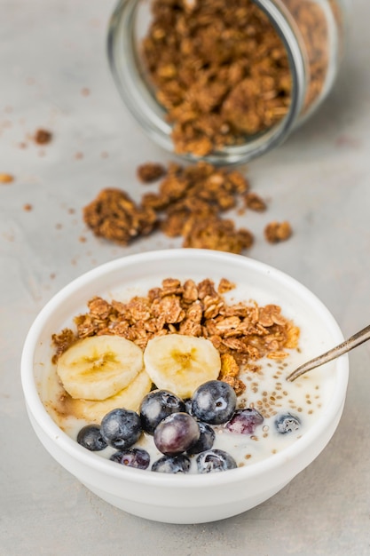 Tazón de desayuno de primer plano con granola y frutas