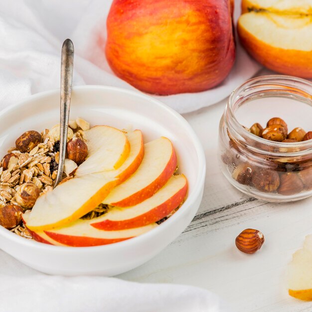 Tazón de desayuno de primer plano con manzana y granola