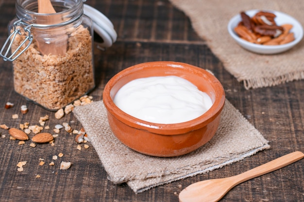 Foto gratuita tazón de desayuno de primer plano con yogurt en la mesa