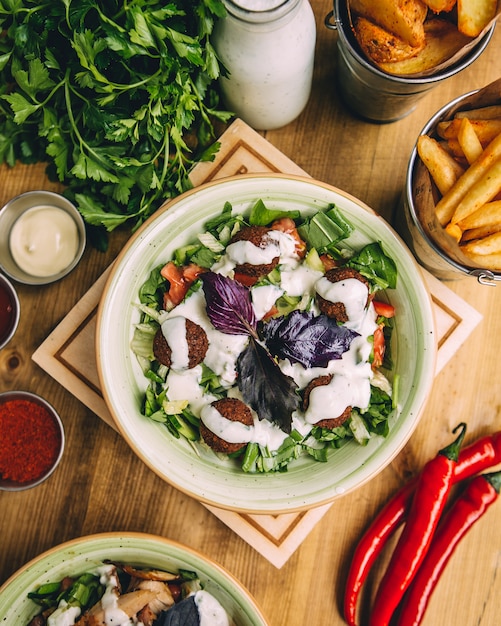 Tazón de ensalada de albóndigas con salsa de yogur