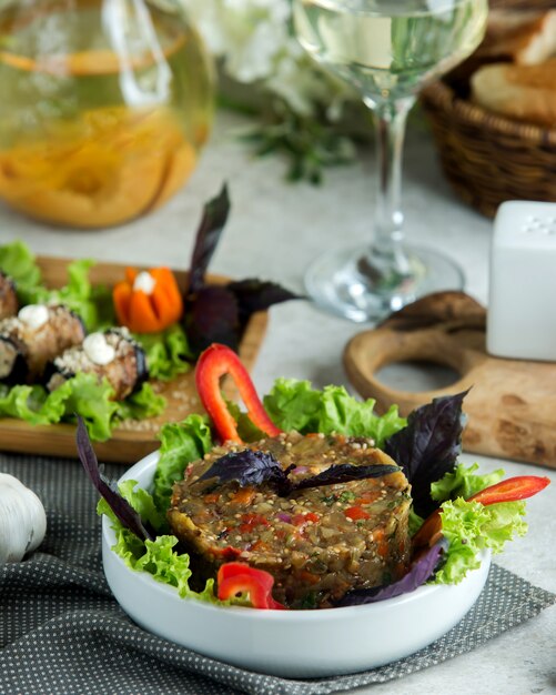 tazón de ensalada de berenjenas ahumadas con tomate pimiento cebolla y hierbas