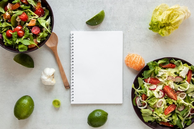 Tazón con ensalada y cuaderno