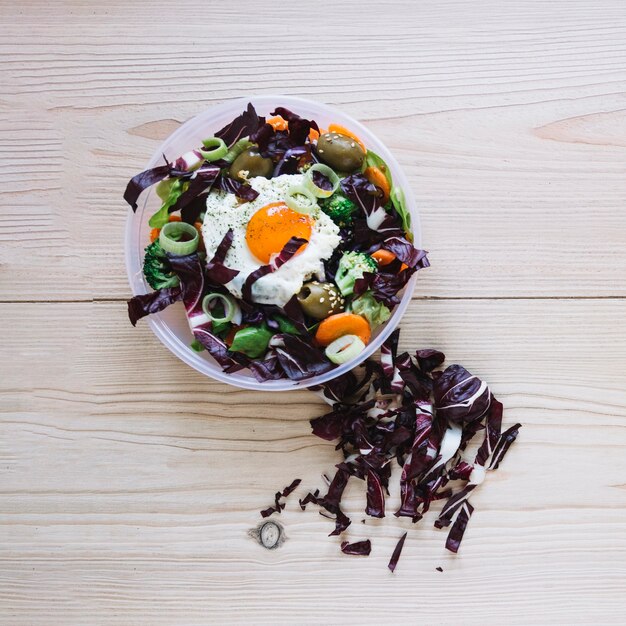 Foto gratuita tazón con ensalada y huevo frito