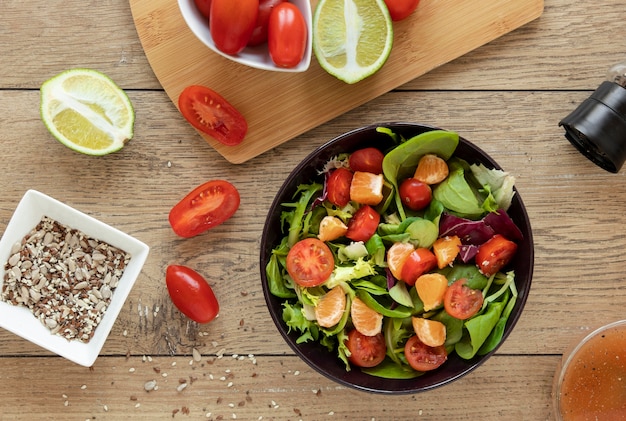 Tazón con ensalada en la mesa