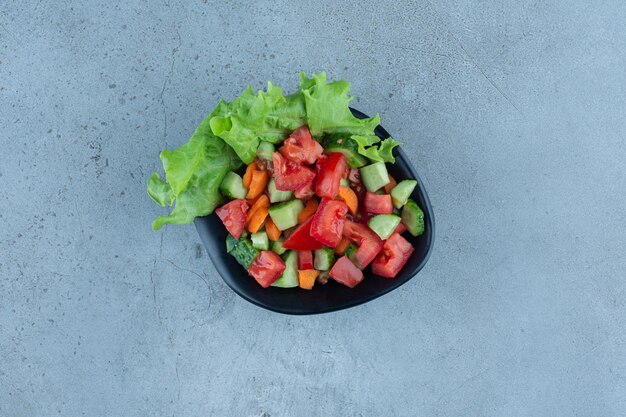 Un tazón de ensalada de pastor sobre la superficie de mármol