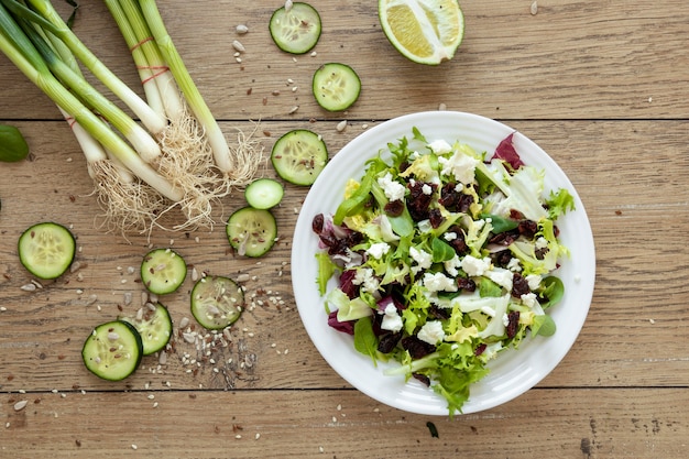 Foto gratuita tazón con ensalada de verduras en la mesa