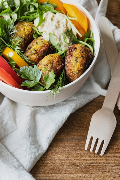 Foto gratuita tazón de falafel de batata para llevar menú vegano