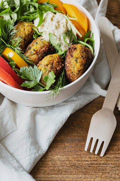 Tazón de falafel de batata para llevar menú vegano