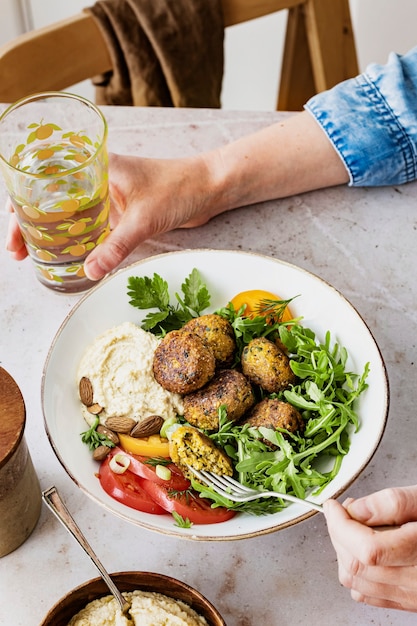 Tazón de falafel de batata vegano comida saludable