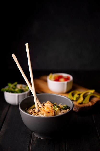 Tazón de fideos con palillos y camarones