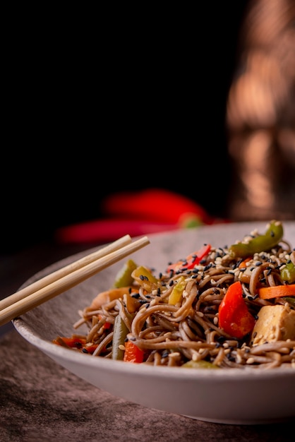 Tazón de fideos con verduras y espacio de copia