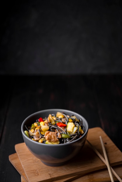 Foto gratuita tazón de fideos con verduras y palillos