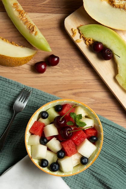 Foto gratuita tazón de frutas deliciosas vista superior