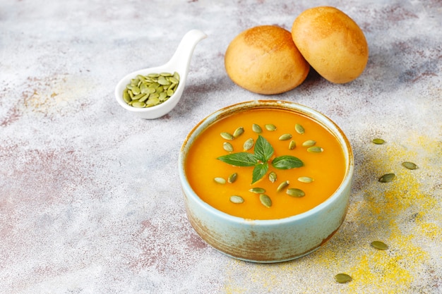 Tazón de fuente de deliciosa sopa de calabaza con semillas.