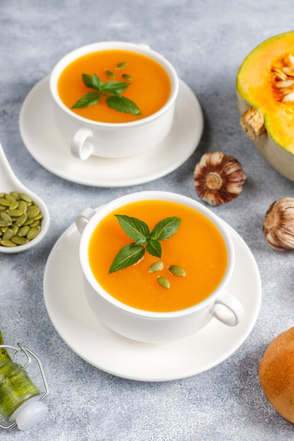 Tazón de fuente de deliciosa sopa de calabaza con semillas.