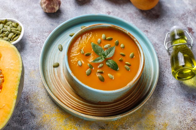 Tazón de fuente de deliciosa sopa de calabaza con semillas.