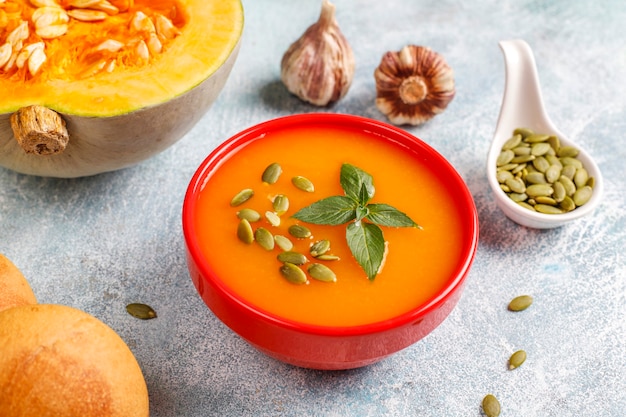 Tazón de fuente de deliciosa sopa de calabaza con semillas.