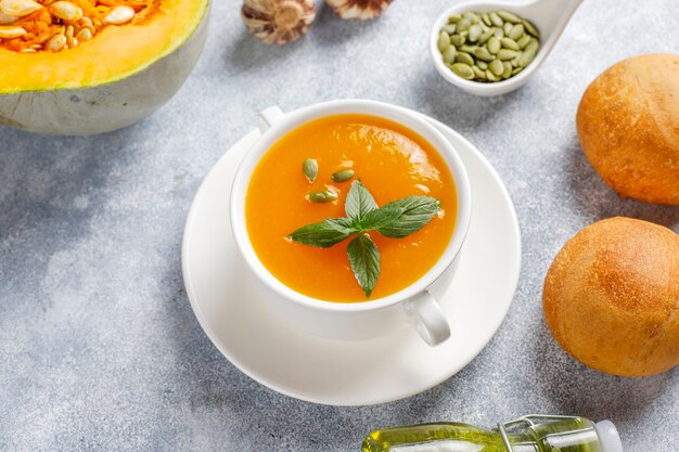 Tazón de fuente de deliciosa sopa de calabaza con semillas.