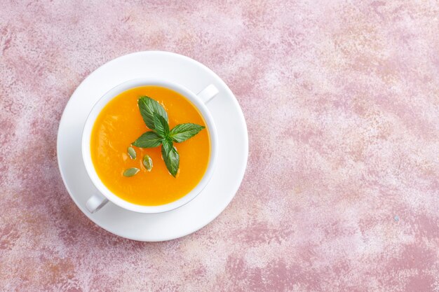 Tazón de fuente de deliciosa sopa de calabaza con semillas.