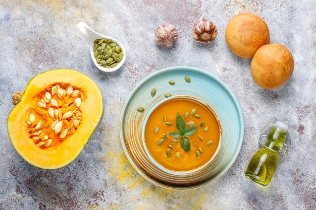 Tazón de fuente de deliciosa sopa de calabaza con semillas.