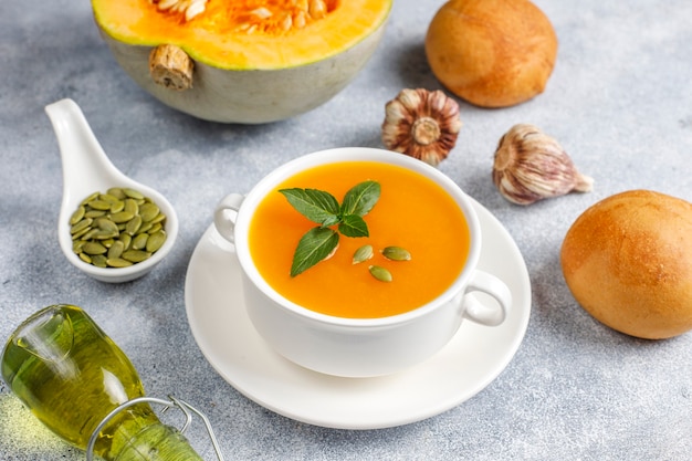 Tazón de fuente de deliciosa sopa de calabaza con semillas.