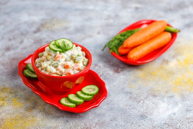 Foto gratuita tazón de fuente de ensalada rusa tradicional.